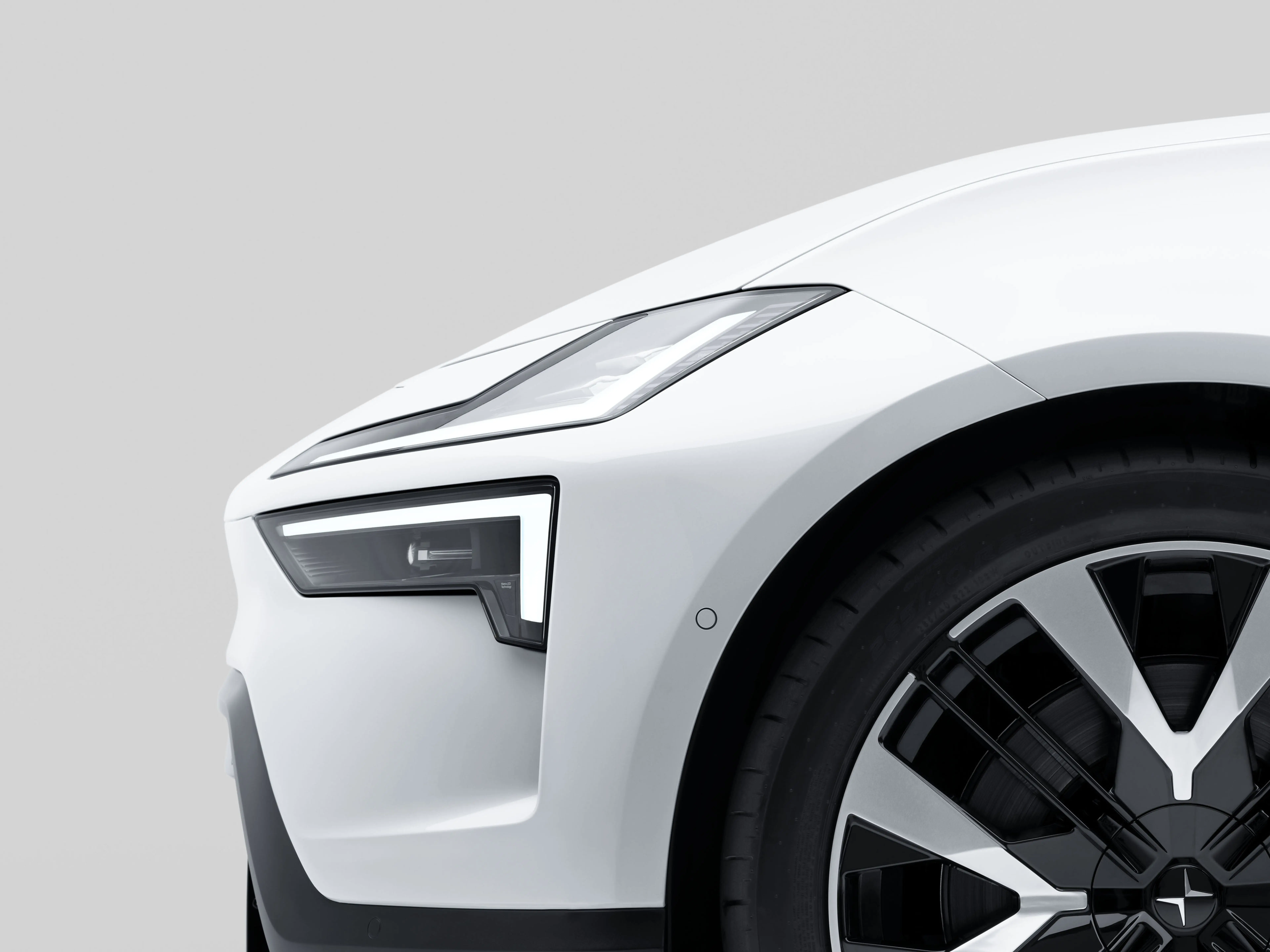 Côté de la Polestar 4, zoom, vue de près